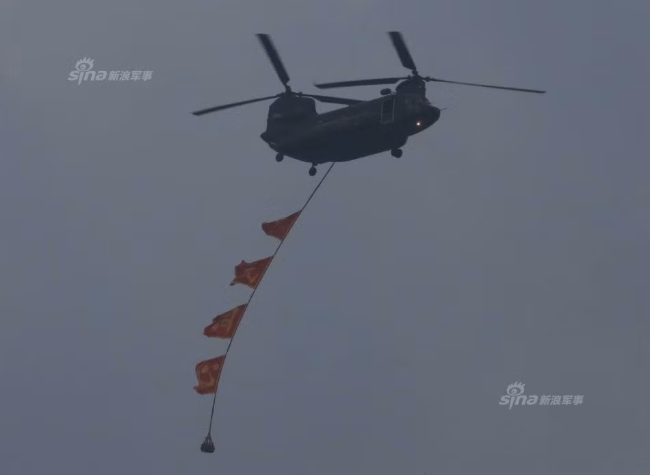 Những chiếc CH-47SD mang theo các lá cờ in khẩu hiệu của Đài Loan.
