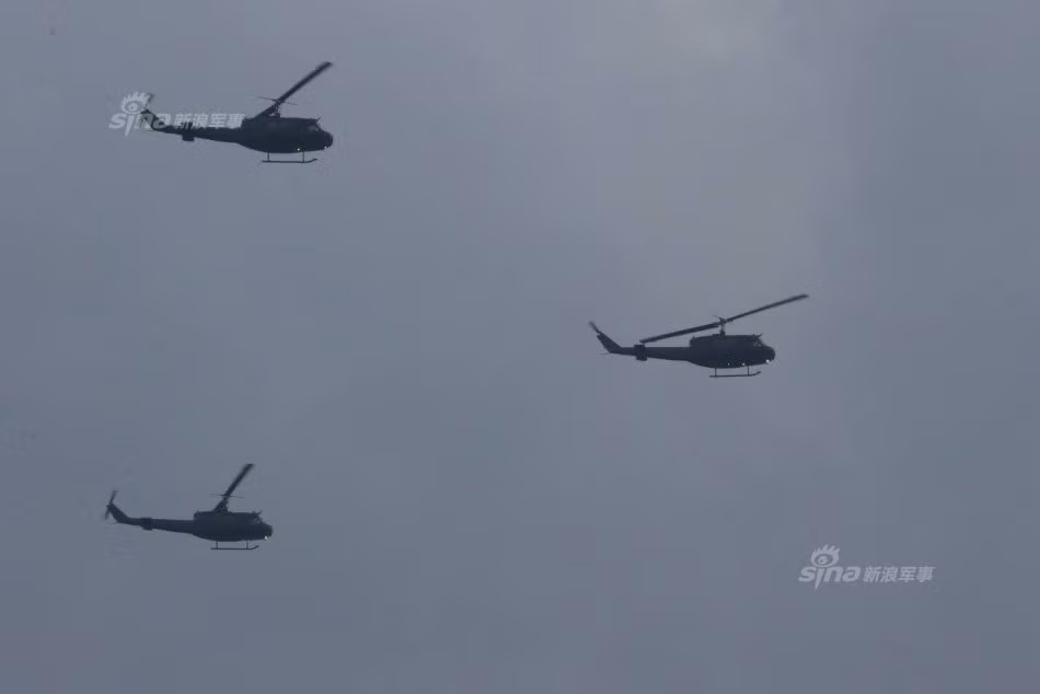 Biên đội trực thăng vận tải đa năng UH-1H.