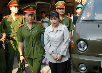 Người phụ nữ này liên tục túm tóc, giật ngửa các bé ra sau để đút cơm, bé nào ăn chậm sẽ bị bà ta chửi rủa, lấy thước kẻ đánh không thương tiếc.