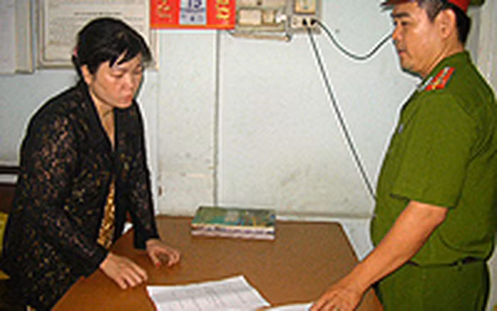 Ngày 16/1, tại trụ sở Công an phường Quyết Thắng, thành phố Biên Hòa, Đồng Nai, cơ quan điều tra Công an thành phố Biên Hòa đã bắt khẩn cấp bà Quảng Thị Kim Hoa (sinh năm 1968, thường trú tại 1/2, đường Võ Thị Sáu, khu phố 3, phường Quyết Thắng, thành phố Biên Hòa), chủ cơ sở giữ trẻ tư nhân tại địa chỉ trên về hành vi “hành hạ người khác” theo khoản 1, điều 110 Bộ luật Hình sự.