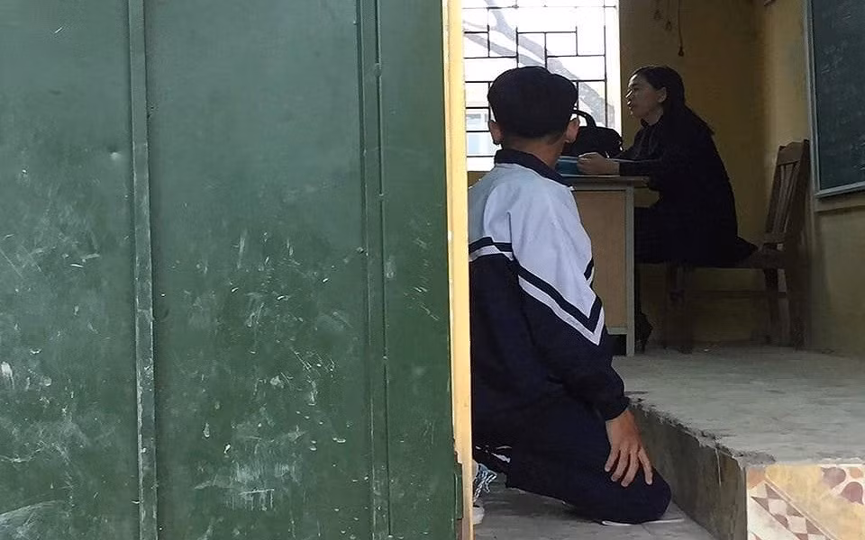  2. Cô giáo bắt học sinh quỳ trong lớp: Trong một tiết học ngày 9/5 tại trường THCS Tô Hiệu (Thường Tín, Hà Nội), cô Lê Thị Quy, chủ nhiệm lớp 9B đã bắt một nam sinh quỳ trước gần 30 em trong lớp. Cô Quy giải thích hình phạt này do một số phụ huynh đề nghị, trước thực trạng học sinh không tuân thủ nội quy nhà trường.