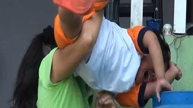 Tòa tuyên phạt mỗi bị cáo 3 năm tù giam và buộc phải đền bù thiệt hại về tinh thần, sức khỏe cho mỗi bị hại số tiền 20 triệu đồng.