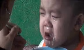 Cũng trong một lần cho bé N.T.H. ăn, Lý dùng tay đánh vào vai bé H. nhiều cái. Còn đối với Lê Thị Đông Phương trong quá trình cho bé N.T.H. ăn, Phương dùng tay tát nhiều cái vào mặt và bóp cổ bé H.. Ngoài ra khi cho bé T.T.L. ăn, Phương đã dùng chân kẹp hai chân bé L., bẻ ngửa cổ bé, bịt mũi đổ sữa vào miệng bé.