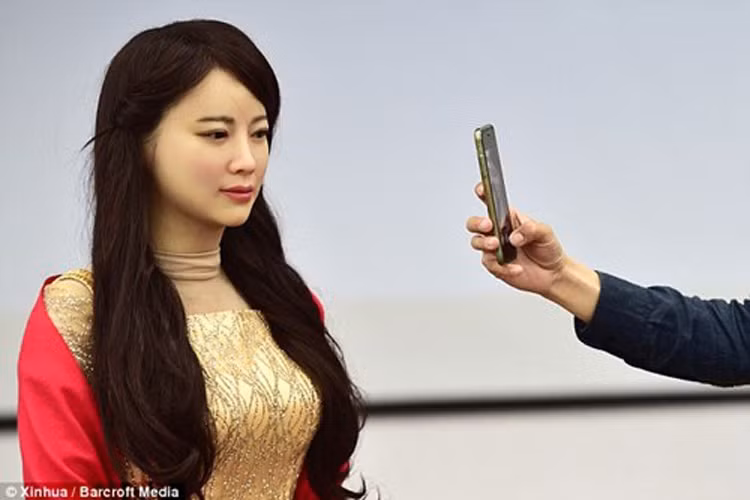 “Xin chào tất cả mọi người, tôi là Jia Jia”, “cô” robot nói khi được ra mắt khán giả.