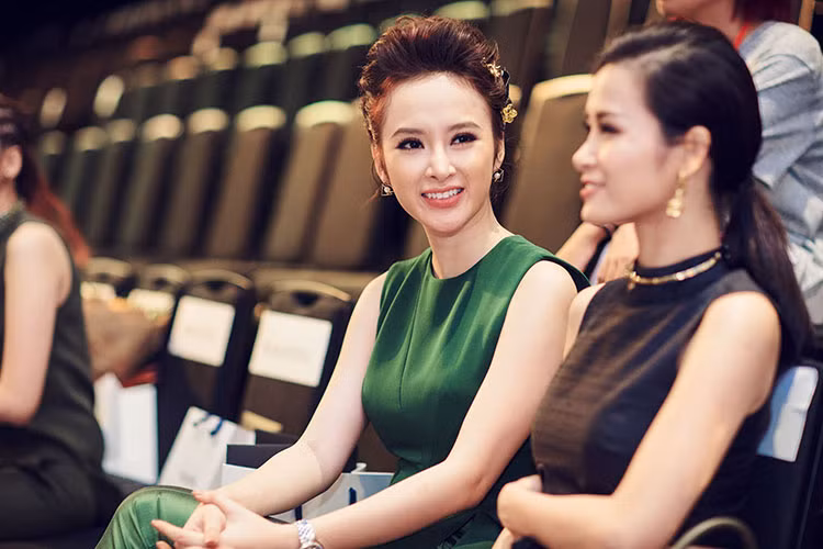 Hiếm khi hội ngộ, Angela Phương Trinh và ca sĩ Đông Nhi tranh thủ trò chuyện, chụp ảnh cùng nhau. 