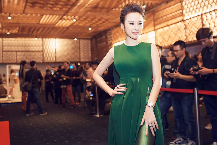 Angela Phương Trinh vừa đến xem một show diễn thời trang diễn ra vào tối ngày 26/4. Xuất hiện trên thảm đỏ, người đẹp nhanh chóng gây chú ý. 