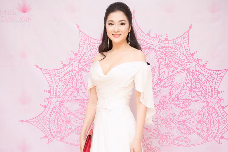 Mới đây, Hoa hậu Nguyễn Thị Huyền đã xuất hiện tại cuộc thi sắc đẹp của Học viện Ngoại giao Hà Nội với vai trò giám khảo. 