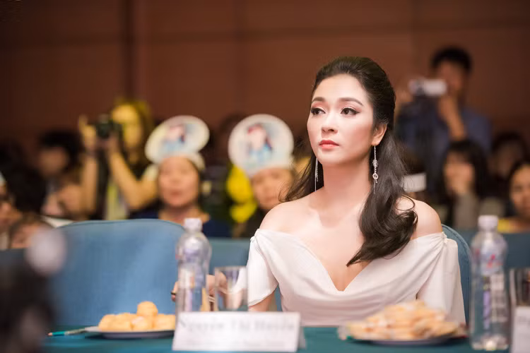 Vẻ đẹp mặn mà của “gái một con” Nguyễn Thị Huyền nhận được sự chú ý của nhiều người có mặt tại cuộc thi. 