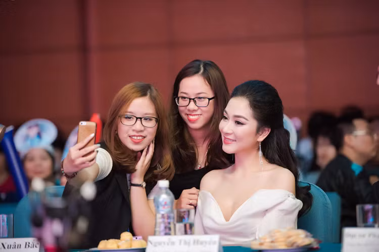 Những năm gần đây, Nguyễn Thị Huyền ít tham gia các hoạt động giải trí mà dành nhiều thời gian cho công việc và gia đình. 