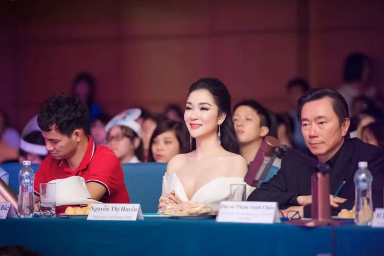 Làm giám khảo cuộc thi sắc đẹp, Nguyễn Thị Huyền luôn chăm chú theo dõi phần thi của các thí sinh. 