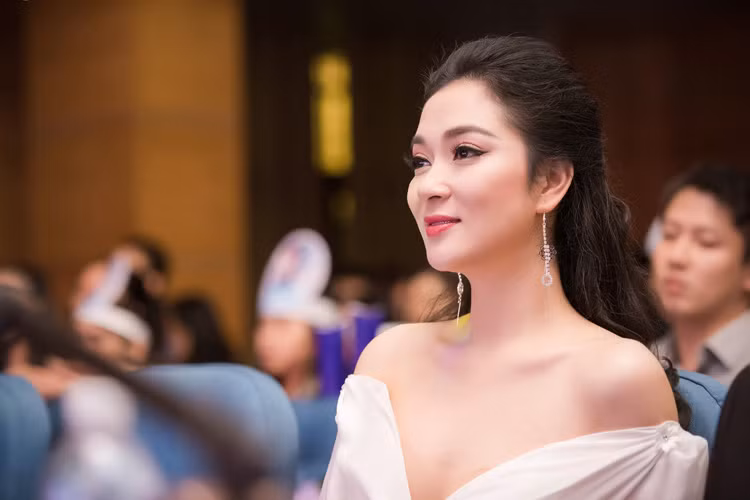Đã hơn 10 năm kể từ khi đăng quang nhưng Nguyễn Thị Huyền vẫn luôn là người đẹp được công chúng yêu mến. 