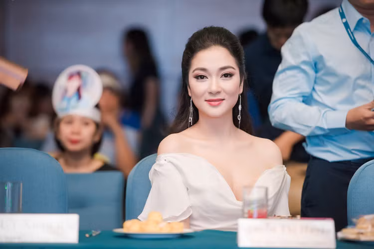 Hoa hậu Nguyễn Thị Huyền sinh năm 1985. Cô giành vương miện Hoa hậu Việt Nam 2004 khi đang là sinh viên năm nhất của Học viện Báo chí và Tuyên truyền. 