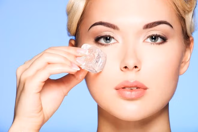 Sau khi rửa sạch axit ở mắt, cần chườm đá lạnh vào mắt để làm giảm tác hại của axit cũng như giảm đau. Với trẻ em, tốt nhất là cho trẻ nằm trong bồn tắm hoặc ngửa đầu vào bồn rửa trong khi bạn phun nhẹ nước lên trán ở bên mắt bị dính hóa chất hoặc vào chỗ sống mũi giữa hai mắt. Nhớ rửa trong ít nhất 20 phút cho dù bạn dùng cách nào.