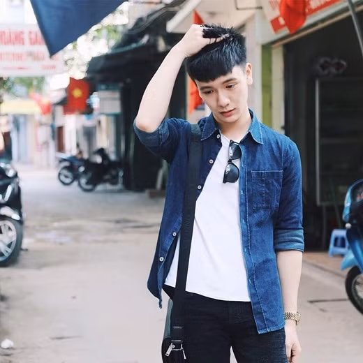 Không chỉ đẹp trai, chàng trai dân tộc Tày còn học rất giỏi. Nguyễn Đình Quang từng là cựu học sinh trường THPT Chuyên Cao bằng và thi đỗ vào ĐH Luật HN với số điểm 23, khối C (chưa tính điểm ưu tiên). Bên cạnh việc học, Quang cũng tích cực tham gia các hoạt động văn nghệ, hiến máu của đoàn trường và là người mẫu ảnh cho một vài shop thời trang.