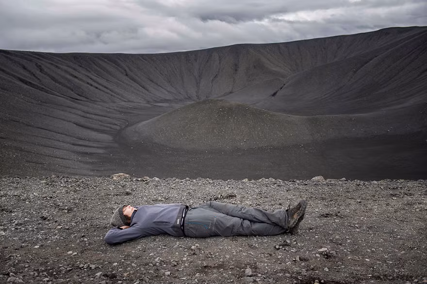 Nơi cô đang nằm là núi lửa Hverfjall ở Iceland.