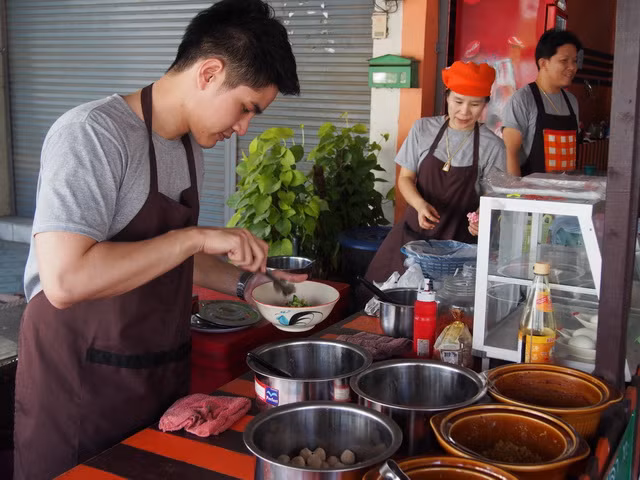 Tiệm bún nhỏ của anh chàng này được dân mạng mệnh danh là " quán bún mỹ nam" bởi đơn giản ông chủ của nó là một người quá đẹp trai. Chỉ trong một thời gian quán bún nhỏ này đã được đông đảo vị khách gần xa biết đến, lượng khách cũng tăng đột biến sau khi bức ảnh của người chủ kiêm nhân viên quán được lan truyền trên mạng.