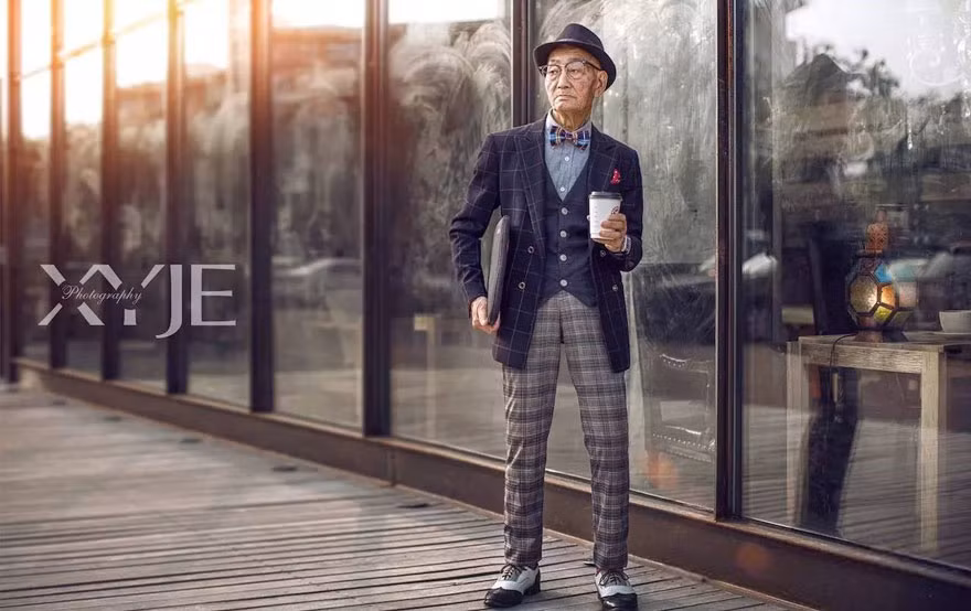 Được biết, cháu trai của ông là nhiếp ảnh gia XiaoYouXi , bộ ảnh siêu mẫu thời trang của ông được thực hiện quanh thành phố Hạ Môn.