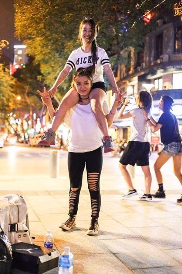 Dường như trọng lượng vài chục kg không ăn nhằm gì so với sức khỏe của cô gái trong ảnh.