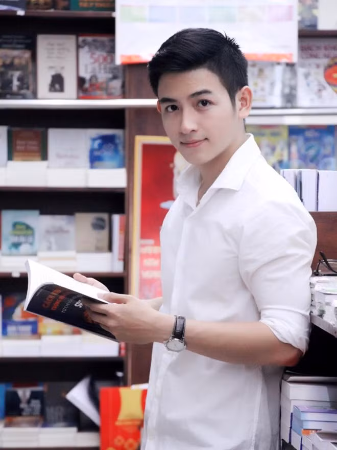 Phat thanh vien dien trai duoc cu dan mang yeu men