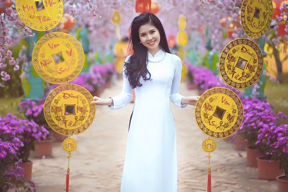 Vũ Ngọc Quỳnh, sinh năm 1991 là gương mặt không còn xa lạ với cộng đồng giới trẻ khi được bình chọn là một trong 6 nữ tiếp viên hàng không xinh đẹp, ấn tượng nhất mạng Việt. Mới đây, Ngọc Quỳnh vừa khoe bộ ảnh đón Tết sớm được thực hiện bởi nhiếp ảnh gia Châu Nguyễn Jr.