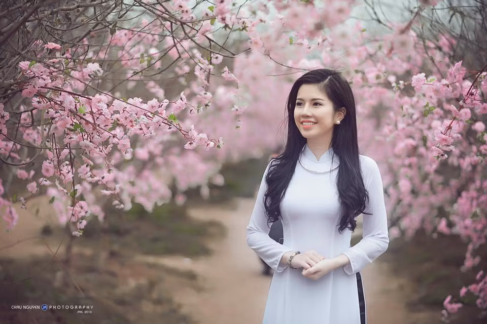 Say đắm vẻ đẹp của Ngọc Quỳnh, nhiều dân mạng đã lấy những hình ảnh của cô chụp thời điểm đó, truyền tay nhau với dòng mô tả "Nữ tiếp viên hàng không Việt lai Ấn Độ" tạo nên khá nhiều sự nhầm lẫn thú vị. Sau này khi gặp gỡ và trò chuyện Quỳnh mới được cô chia sẻ rằng cả bố và mẹ cô đều là người Việt.