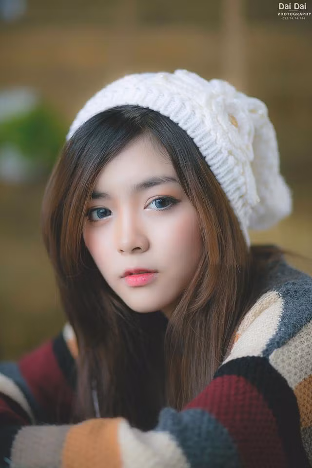 Ngoài thời gian đi học, Thu Hiền có mở một shop online, chuyên bán các sản phẩm làm đẹp cho teen, giới trẻ. Thu Hiền chia sẻ: "Em từng bán giầy dép trên mạng nhưng giờ đã chuyển hẳn sang bán mỹ phẩm. Chất lượng của sản phẩm em luôn đặt lên hàng đầu, nên thường kiểm tra, dùng thử trước cho khách thực sự yên tâm".