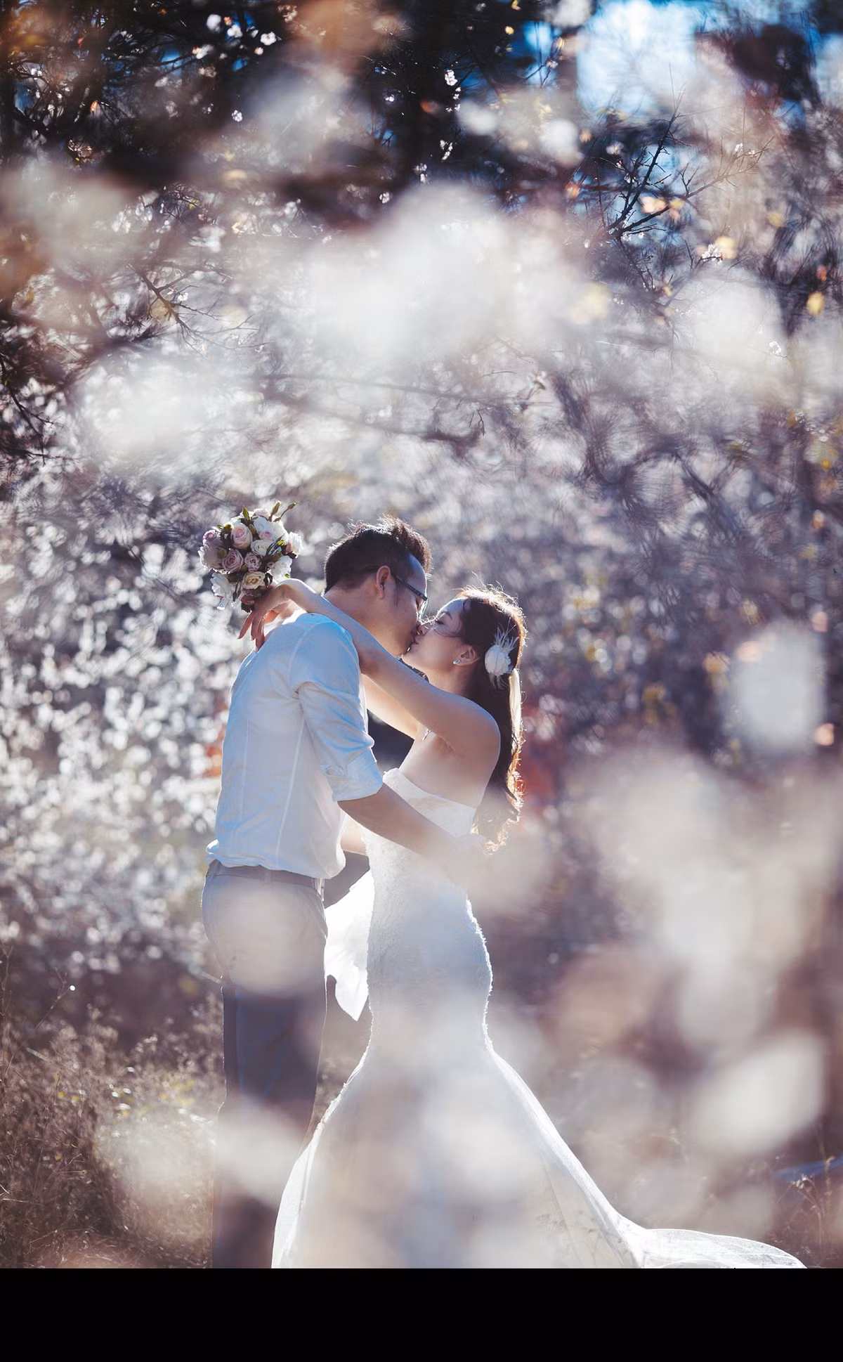 “Cũng giống như nhiều lần khác, bộ ảnh cưới này là một trải nghiệm khó quên khi bấm máy giữa khung cảnh tuyệt sắc của rừng đào trắng muốt trong ngày đông lạnh giá”.