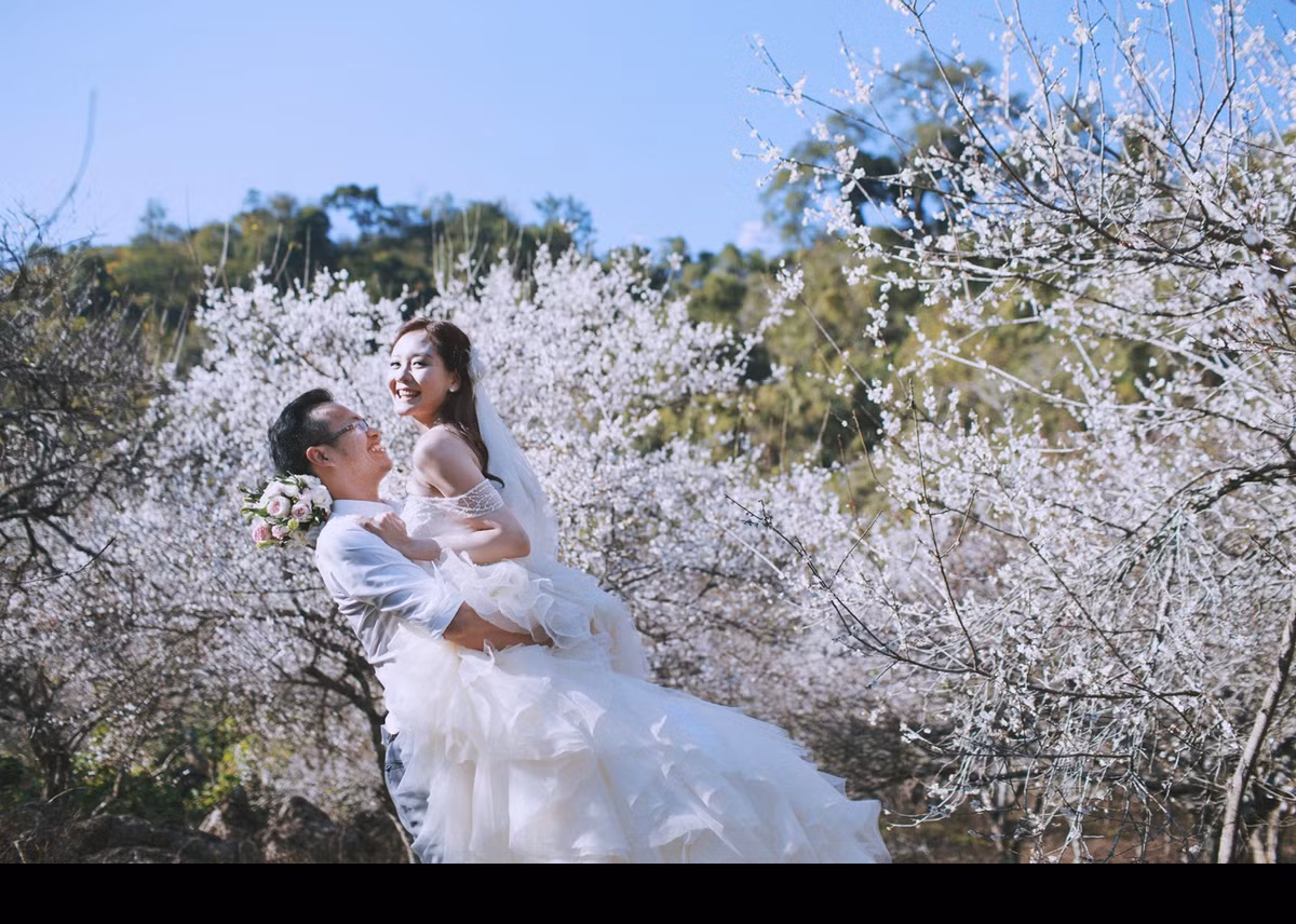 Bộ ảnh cưới được thực hiện trong hai ngày, với khá nhiều công sức tìm tòi của ekip khi tìm kiếm được khu vườn đào nở hoa trắng tuyệt đẹp phù hợp với ý tưởng.
