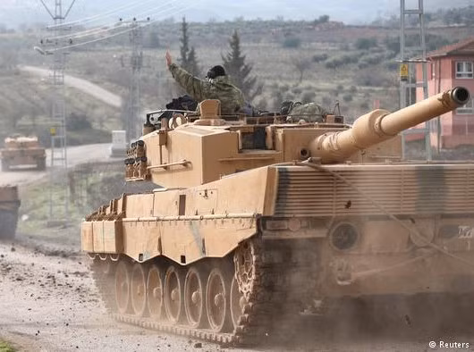 Leopard-2A4 có khối động cơ công suất 1.500 mã lực cho tốc độ tối đa 72 km/h, hơn hẳn tốc độ của T-90 với 65 km/h.