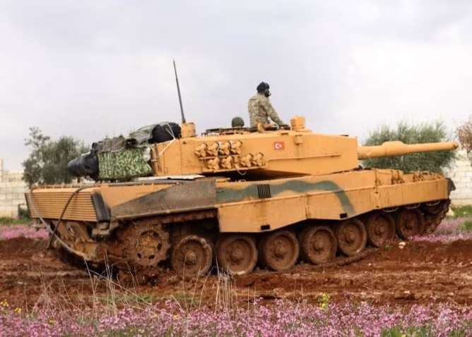 Vì được bố trí đặc biệt nên việc thay động cơ của Leopard-2A4 chỉ mất 15 phút trong khi đó T-90 phải mất tới 6 giờ.