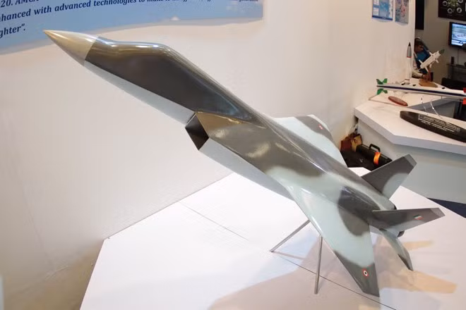 Mặc dù vậy, Tổ chức Nghiên cứu và Phát triển của Bộ Quốc phòng Ấn Độ (DRDO) đảm bảo rằng máy bay chiến đấu tàng hình AMCA sẽ không phải chịu số phận như dự án tiêm kích hạng nhẹ LCA Tejas đầy tai tiếng.