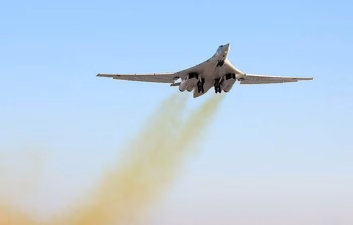 Tu-160 là máy bay ném bom chiến lược siêu thanh mang tên lửa được phát triển tại Phòng thiết kế Tupolev vào những năm 1970, ở đỉnh điểm của Chiến tranh Lạnh, khi Liên Xô nhận thấy sự cần thiết của phương tiện tác chiến loại này.