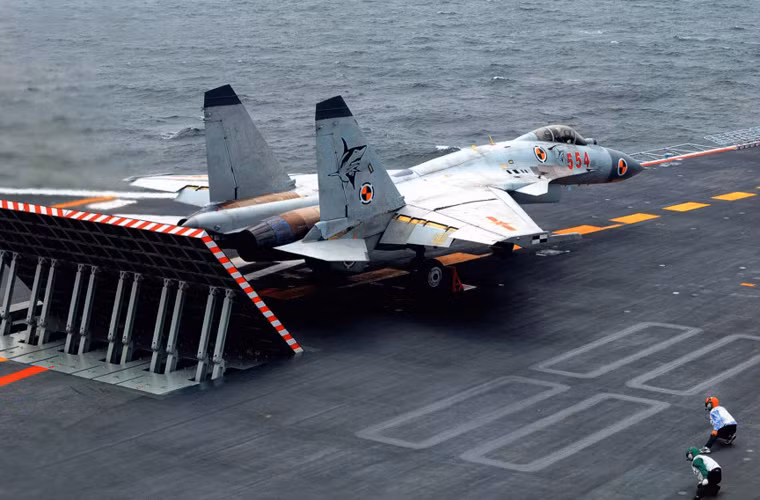 Chiến đấu cơ J-15 Flying Shark (cá mập bay) là tiêm kích hạm được phát triển bởi Viện 601 và Tổng công ty máy bay Thẩm Dương cho Không quân Hải quân Trung Quốc mà trực tiếp là trang bị cho tàu sân bay nước này. Tới thời điểm hiện tại, có khoảng 15 chiếc J-15 được chế tạo.