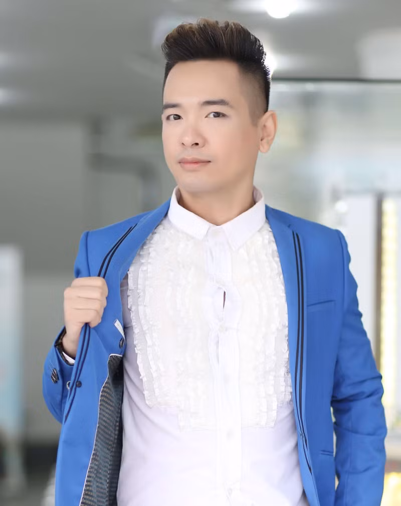 Việt Quang cũng bác bỏ mọi tin đồn liên quan đến việc mình mất tích vì phải trốn nợ hay bị bỏ bùa ngải. Nam ca sĩ chia sẻ: "Tôi chưa trở lại không phải vì sợ showbiz vùi dập mà sau biến cố lớn của cuộc đời tôi muốn từng bước đi của mình phải chắc chắn".