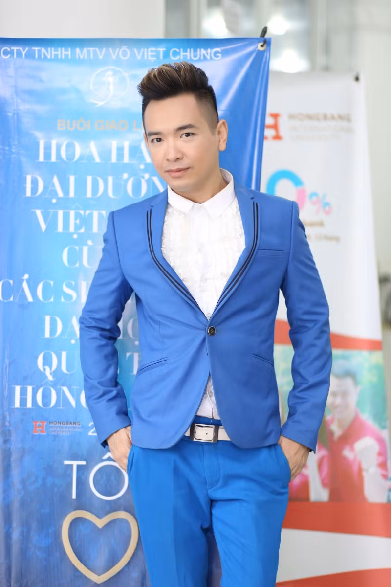 Xuất hiện trong vai trò ca sĩ khách mời trong một sự kiện của cuộc thi Hoa hậu đại dương, ca sĩ Việt Quang gây chú ý sau thời gian dài "biến mất" khỏi showbiz.