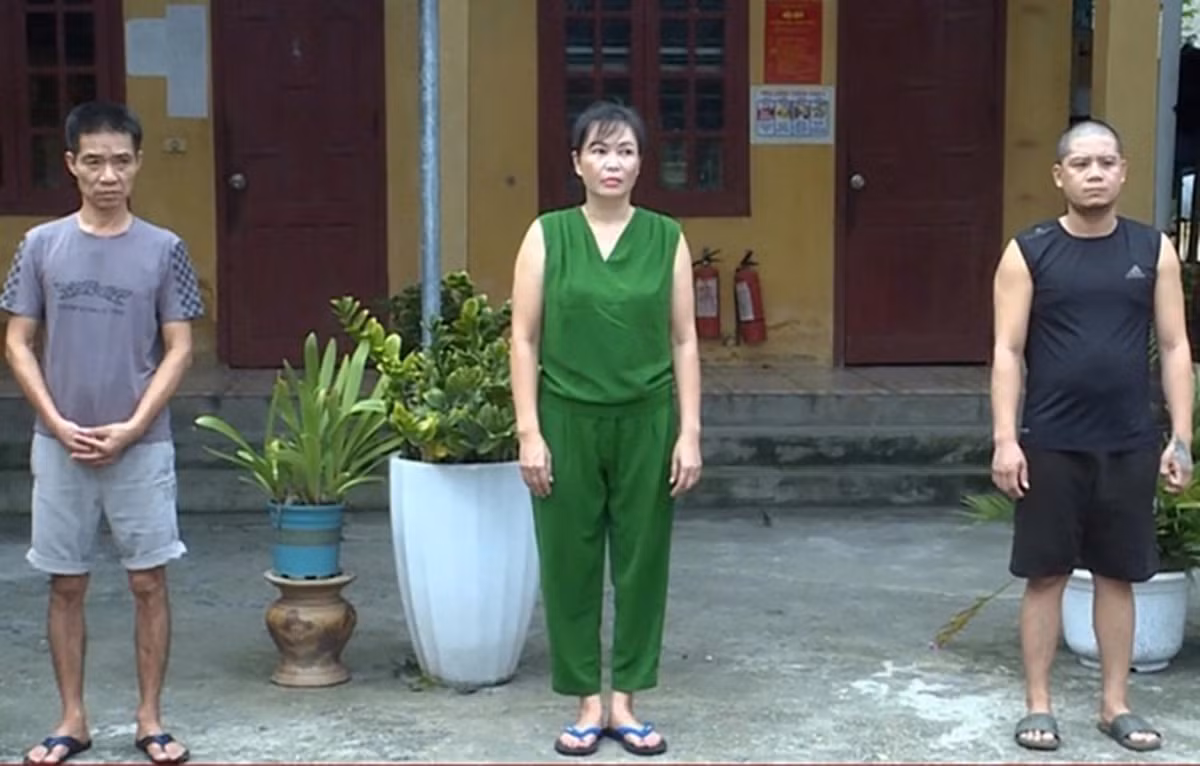 Triệt phá nhóm mua bán trẻ dưới 16 tuổi phục vụ quán karaoke: Ngày 25/9/2022, Nguyễn Thị Nhung, 47 tuổi; Trần Văn Cẩn, 51 tuổi và Trần Trường Oanh, 33 tuổi, bị Công an huyện Bình Xuyên khởi tố, bắt tạm giam để điều tra tội Mua bán người dưới 16 tuổi. Nhung chi 20 triệu đồng để mua ba nhân viên nữ 13-14 tuổi từ các quán karaoke khác về. Đầu tháng 8, các đối tượng lại bán 3 em cho quán karaoke DJ Club ở huyện Bình Xuyên lấy 74 triệu đồng. Gia đình một nạn nhân sau đó phát hiện sự việc nên làm đơn trình báo cảnh sát. 