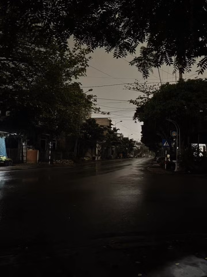 Điều đặc biệt là thời gian trời tối đen là khoảng 10h30 trưa chứ không phải buổi tối, đêm hay rạng sáng. Hiện tượng này ngay lập tức nhận được sự quan tâm của nhiều người. 