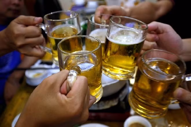 Theo điều tra, quán bia này cách xa khu dân cư, chủ quán là 2 cô gái trẻ quê ở Đắk Lắk mới đến đây mở hàng ăn được hơn một tháng, nên họ không biết khách của mình là ai. Địa điểm này chủ yếu là công nhân làm đường ở công trường gần đó và cánh lái xe tụ tập ăn uống, ngoài ra đám trai làng cũng thường ra quán nhậu nhẹt. Quanh khu vực hiện trường không có camera an ninh. Khai thác thông tin từ nhân chứng, nhất là người đã đưa nạn nhân đi cấp cứu, các trinh sát nhanh chóng dựng được lý lịch nạn nhân. (Ảnh minh họa, nguồn internet) 