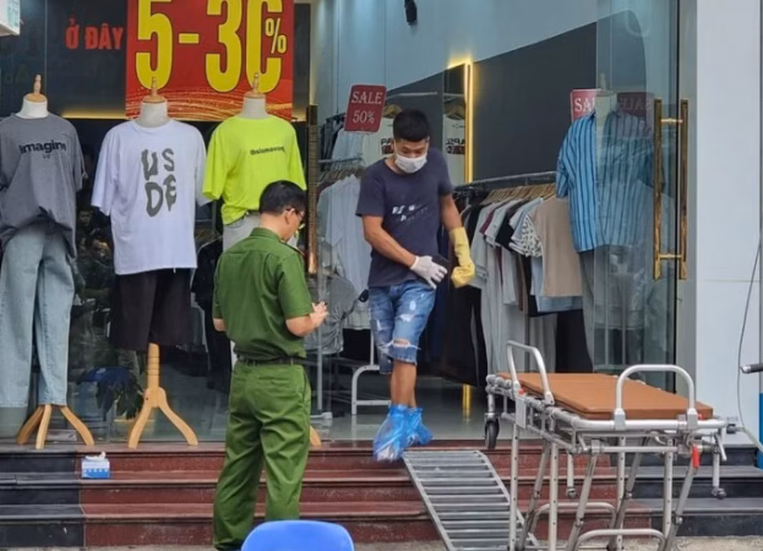  Đâm chết bạn gái tại cửa hàng thời trang rồi tự tử: Khoảng 15h ngày 17/10/2023, tại đường Trần Hưng Đạo, TP Bắc Ninh, Bắc Ninh, chị Ngô Thị P. (SN 1996 ở Phú Cường, Đại Từ, Thái Nguyên) bị Nguyễn Văn Hiệp (SN 1986, ở xã Trung Thành, huyện Phổ Yên, Thái Nguyên) dùng dao đâm nhiều nhát, tử vong tại chỗ. Sau đó, Hiệp lái ô tô đến cầu Thanh Trì, Hà Nội rồi nhảy xuống sông Hồng. Thi thể của nghi phạm được phát hiện nổi trên đoạn sông thuộc địa phận xã Kim Lan, huyện Gia Lâm, Hà Nội, cách nơi nhảy khoảng 10km. 