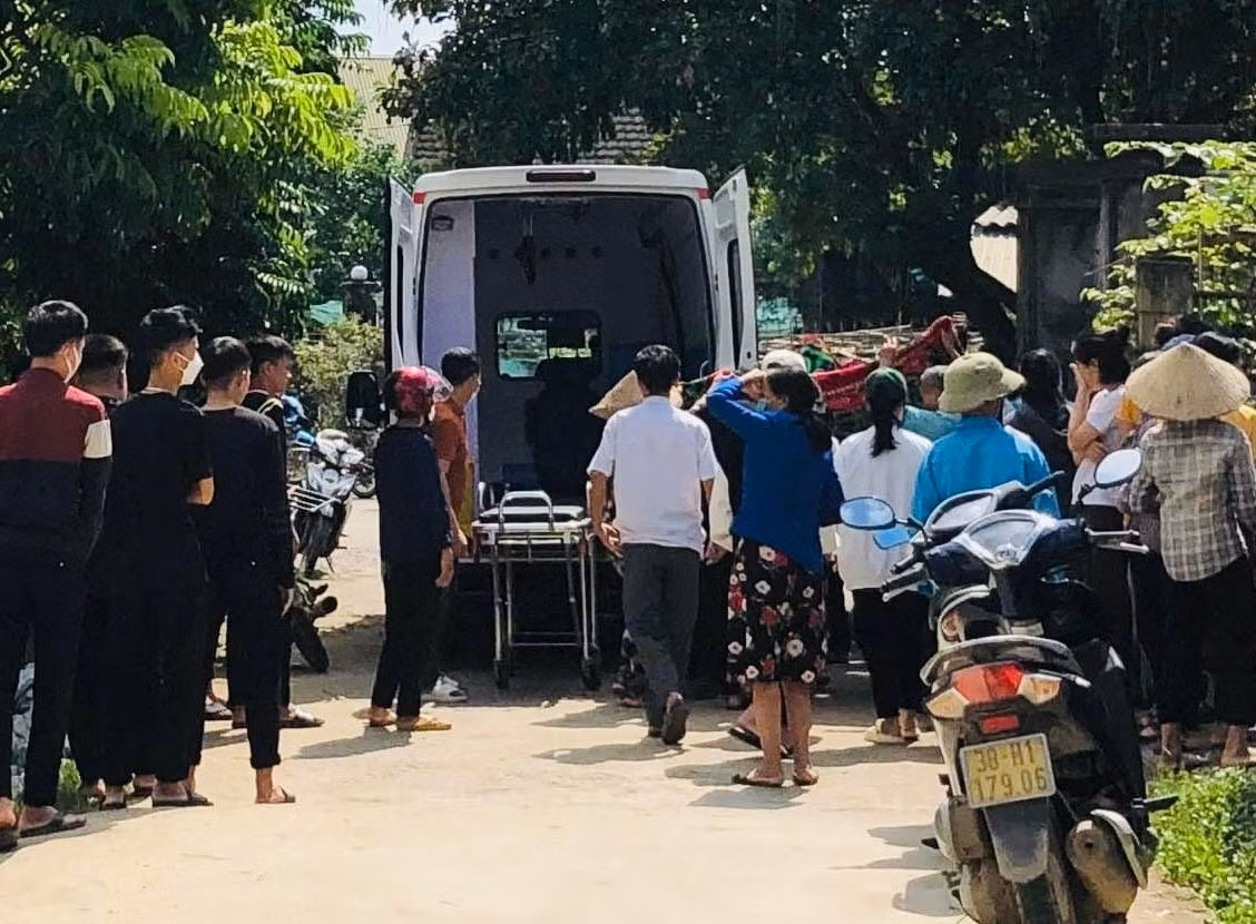  Nam sinh lớp 12 bị bạn cùng trường đâm tử vong trên đường đi học về: Trưa 11/10/2022, em Nguyễn Tiến Th., học sinh lớp 12G, Trường THPT Lý Chính Thắng trên đường đi học về, khi đi qua đoạn đường xã An Hòa Thịnh (huyện Hương Sơn, Hà Tĩnh) thì bị nam sinh cùng trường là Phan Quang Minh (học sinh lớp 11G) dùng hung khí đâm gục, bất tỉnh. Phát hiện sự việc, người dân đã nhanh chóng đưa Th. đi cấp cứu, song do vết thương quá nặng Th. đã tử vong.