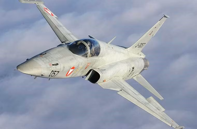 So với F-5A đời đầu, tiêm kích F-5E được thiết kế cải tiến khung thân chủ yếu là tăng độ bền đảm bảo cơ động cao trong không chiến, thay mới radar và một số cảm biến, dùng động cơ mới hơn… Nguồn ảnh: Airlines.net