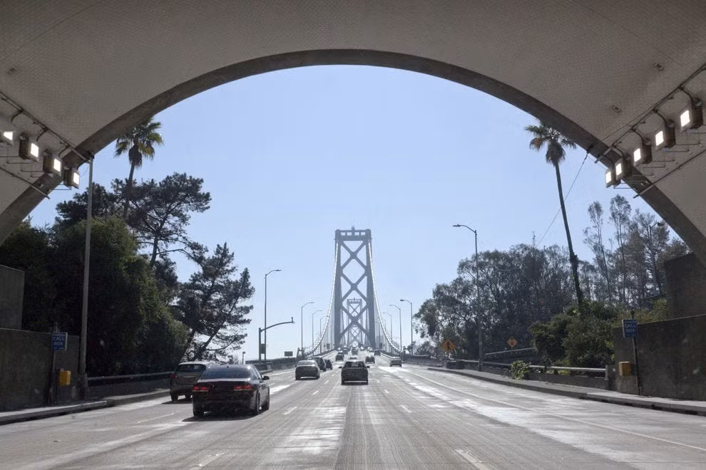  Đường hầm Yerba Buena (Mỹ): Sau hơn 80 năm xây dựng, Yerba Buena ở San Francisco vẫn là đường hầm rộng nhất thế giới. Đường hầm rộng 76 m với 5 làn xe mỗi chiều. Các nhà thiết kế quyết định xây đường hầm cắt qua hòn đảo nhỏ ở vịnh San Francisco vì cho rằng chi phí sẽ rẻ hơn một cây cầu lớn bắc qua nơi này. Ảnh: Joe_Potato.