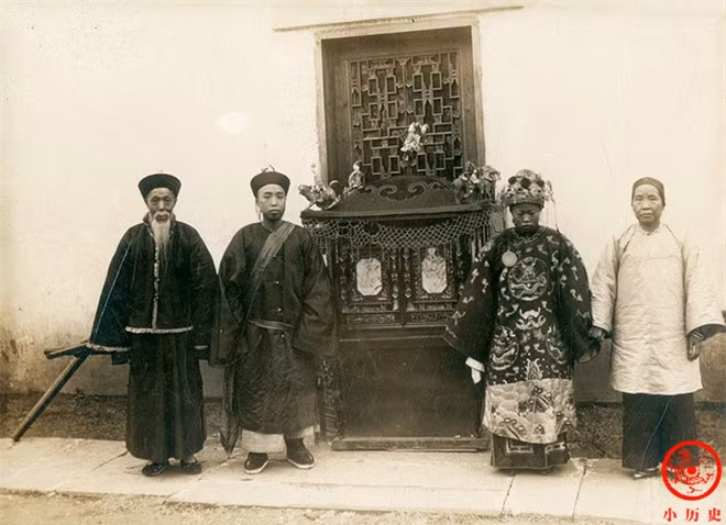 ân lang và tân nương chụp ảnh cùng bố mẹ. Cặp đôi còn khá trẻ, ước chừng chỉ tầm 12-13 tuổi, tân nương được gia đình tân lang nuôi từ nhỏ và có phần già dặn hơn chú rể. Người xưa thường quan niệm vợ lớn tuổi hơn chồng mới có thể chăm sóc tốt cho chồng con, vì vậy rất nhiều gia đình đều tìm con dâu lớn tuổi hơn cho con trai mình.