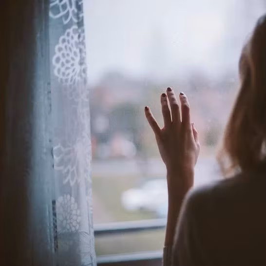 Một người có lòng bàn tay càng tích nước thì càng nhiều thì càng giàu bởi lẽ Thủy là yếu tố đại diện cho tiền tài, ai có bàn tay tụ càng nhiều nước thì tương lai sẽ là tỷ phú, cuộc sống cực kỳ giàu sang phú quý. Những người này cuộc sống luôn gặp nhiều may mắn, dù có khó khăn cũng dễ dàng vượt qua. (Thông tin chỉ mang tính tham khảo).