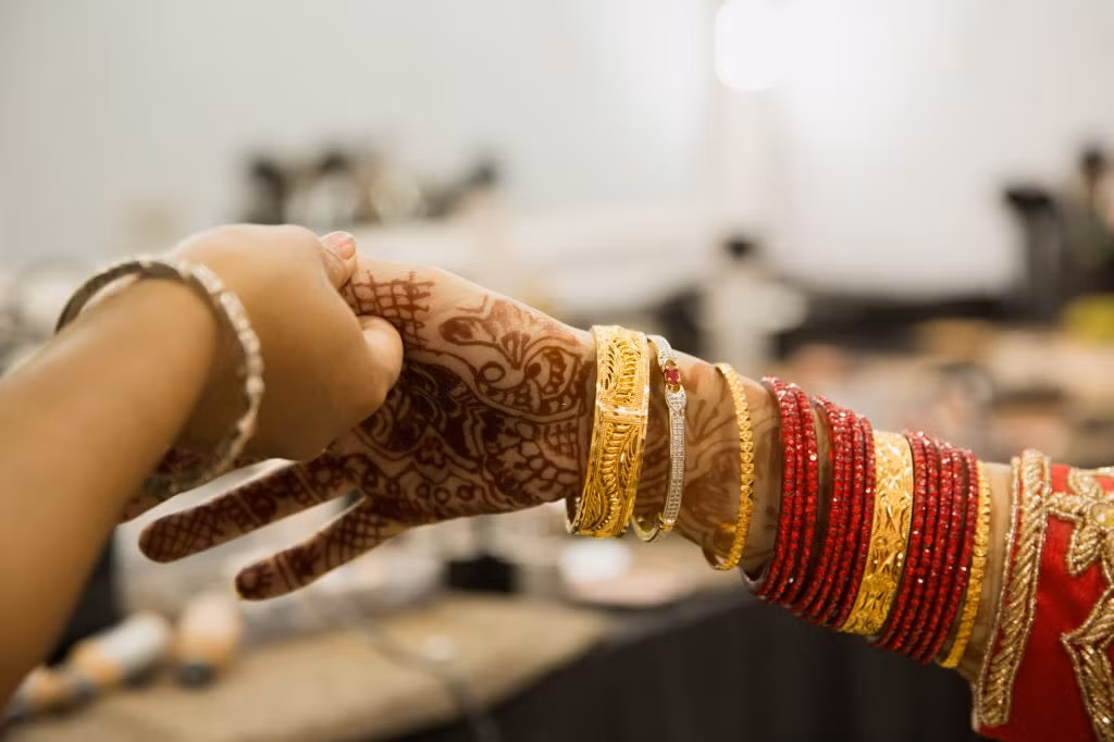 Vào thứ tư, đêm Henna sẽ được tổ chức. Phụ nữ ở gia đình chú rể sẽ đến và vẽ Henna lên tay cô dâu. Vào đêm này, họ cũng tổ chức một số buổi tiệc nhỏ với các món ăn đặc trưng. Tại thị trấn cảng Aqaba, người dân sẽ ăn cá ngừ. Ở phía bắc thành phố Irbid, gan lại được chọn làm món chính. Ảnh: Getty.