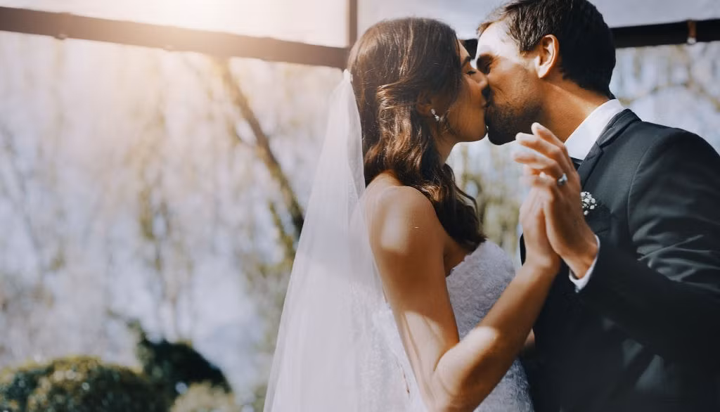 Người Jordan nổi tiếng với sự hào phóng và thân thiện. Khi tổ chức lễ cưới, họ sẵn sàng "chơi tới bến". Không giống đám cưới ở đa số quốc gia trên thế giới, ngày trọng đại của họ thường kéo dài đến cả tuần. Vì thế, nếu được mời tham dự một đám cưới của người Jordan, bạn cần chuẩn bị sẵn tinh thần để "chiến" cả ngày... Ảnh: Getty.