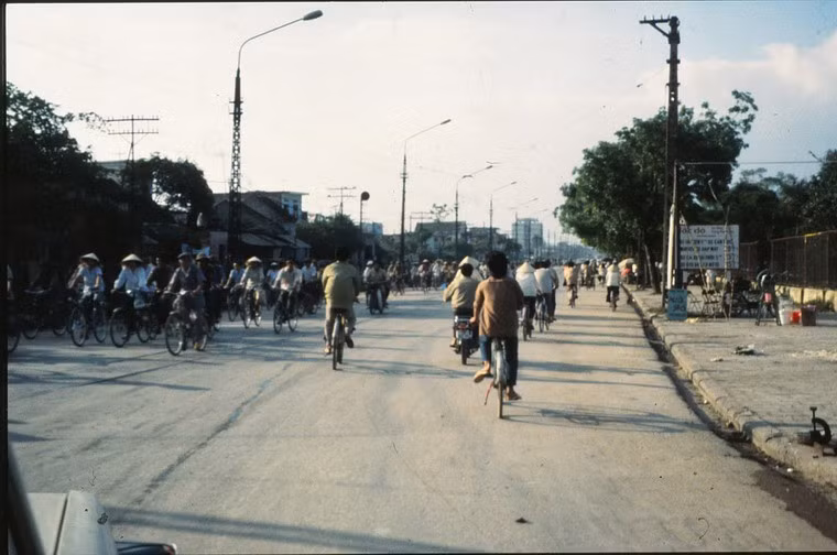 Xe đạp ngập tràn đường phố, đây cũng là phương tiện chủ yếu giai đoạn này. "Thật kỳ diệu khi nhìn xuống từ cửa sổ khách sạn của tôi để thấy hàng trăm (hàng ngàn?) người đi xe đạp lặng lẽ đi qua, và thậm chí còn kinh ngạc hơn khi thấy hai dòng người đi xe đạp ở ngã tư lặng lẽ lướt qua nhau mà không có bất kỳ va chạm hay cãi cọ nào...", ông nói.