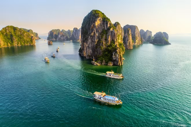 Thuộc tỉnh Quảng Ninh, Hạ Long là vịnh có nhiều đảo nhỏ nhất Việt Nam với hơn 1.000 hòn đảo lớn, nhỏ. Vịnh Hạ Long đã 2 lần được UNESCO công nhận là Di sản Thiên nhiên Thế giới, vào các năm 1994 - cho giá trị thẩm mỹ và 2000 - cho giá trị địa chất, địa mạo. Ảnh: Nguyễn Quang Ngọc.