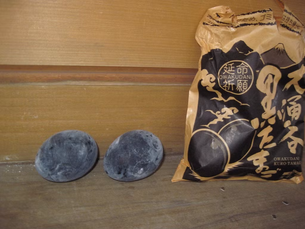 Tại Owakudani, người dân thường bán theo gói 5 quả với giá 500 yên (khoảng 110.000 đồng). Kuro tamago được sản xuất và bán ra ngay trong ngày. Do đó, bạn có thể yên tâm không mua phải những quả trứng cũ. Số trứng thừa trong ngày sẽ được dùng làm trứng hun khói hoặc thành phần cho một số món ăn khác. Ảnh: Flickr.