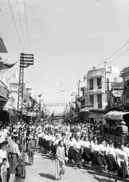 Nhân dân Thủ đô tập trung trên phố Hàng Đào, chào đón đoàn quân chiến thắng, sáng 10/10/1954. Nguồn: Tư liệu TTXVN.